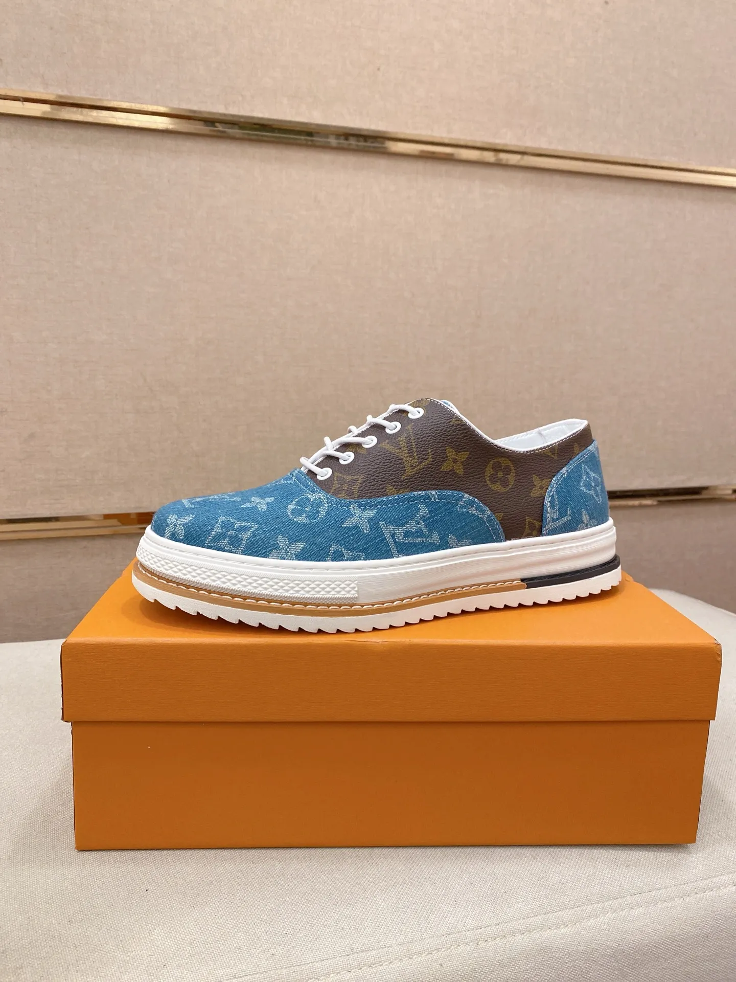 Men's shoes💰 420💰Louis Vuitton (Louis Vuitton/LV) top 🔍🔍 new models are on sale at the same time, the upper 🇮🇹 imported first-layer cowhide from Italy, fully imported sheepskin lining 💪💪, completely 1⃣️ to 1 ⃣️Re-engraved🇮🇹💪💪, ⚠Sole: The original sole is specially provided by the original factory, the exclusive movable molded sole is super comfortable, ⚠The original factory follows the order, 🔍🔍high quality, you can enter and exit the counter at will, welcome to compare⚠. Code number:38-44